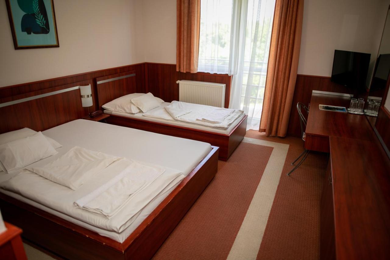 Korona Hotel Es Etterem Puspokladany Экстерьер фото