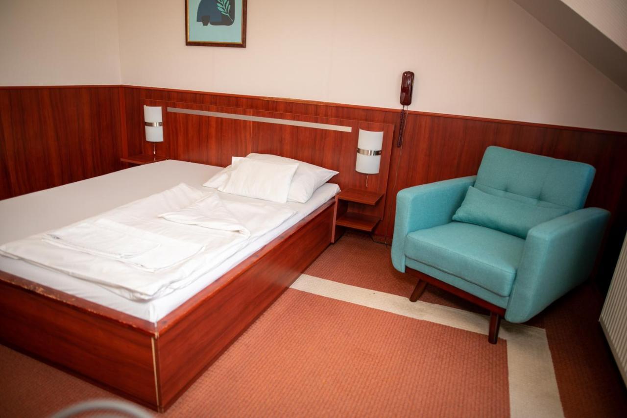 Korona Hotel Es Etterem Puspokladany Экстерьер фото