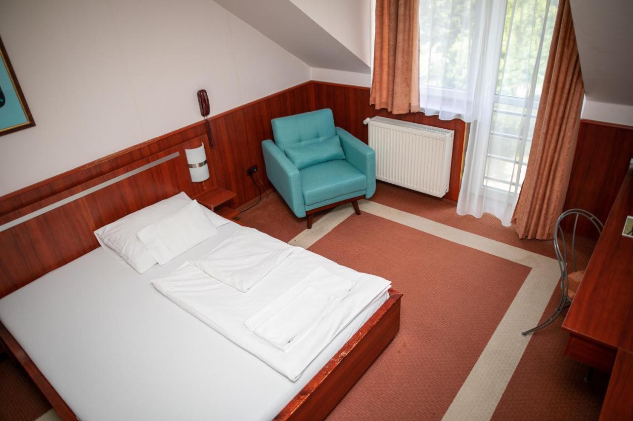 Korona Hotel Es Etterem Puspokladany Экстерьер фото