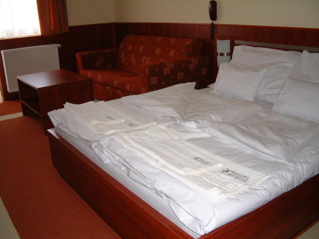 Korona Hotel Es Etterem Puspokladany Номер фото