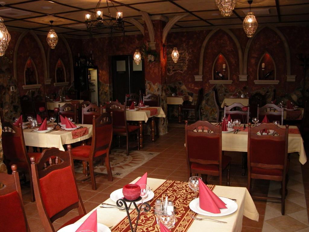 Korona Hotel Es Etterem Puspokladany Экстерьер фото
