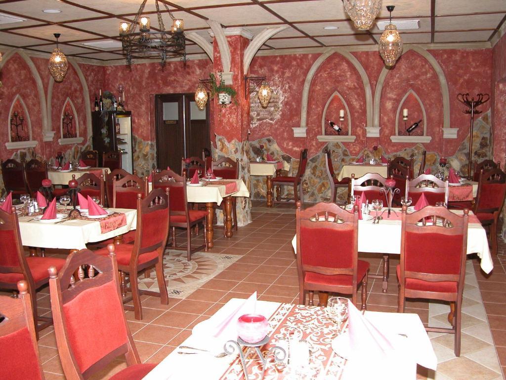 Korona Hotel Es Etterem Puspokladany Экстерьер фото