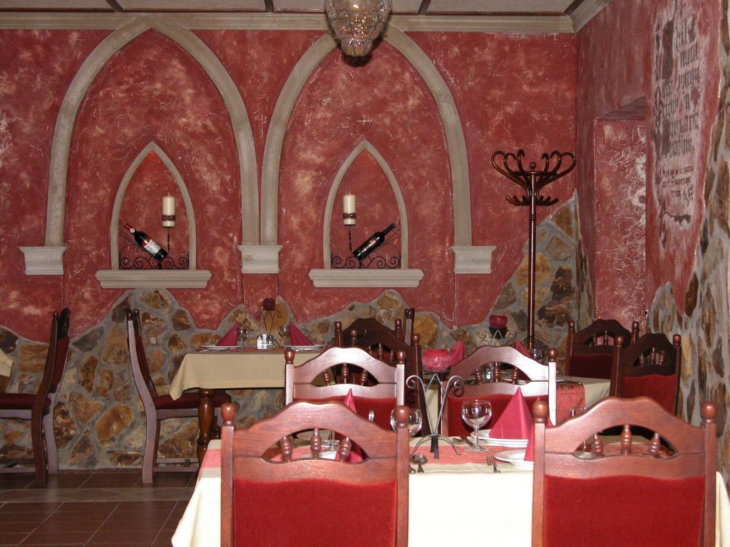 Korona Hotel Es Etterem Puspokladany Экстерьер фото